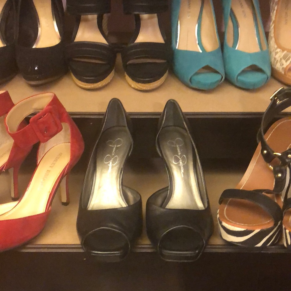 Black pumps
